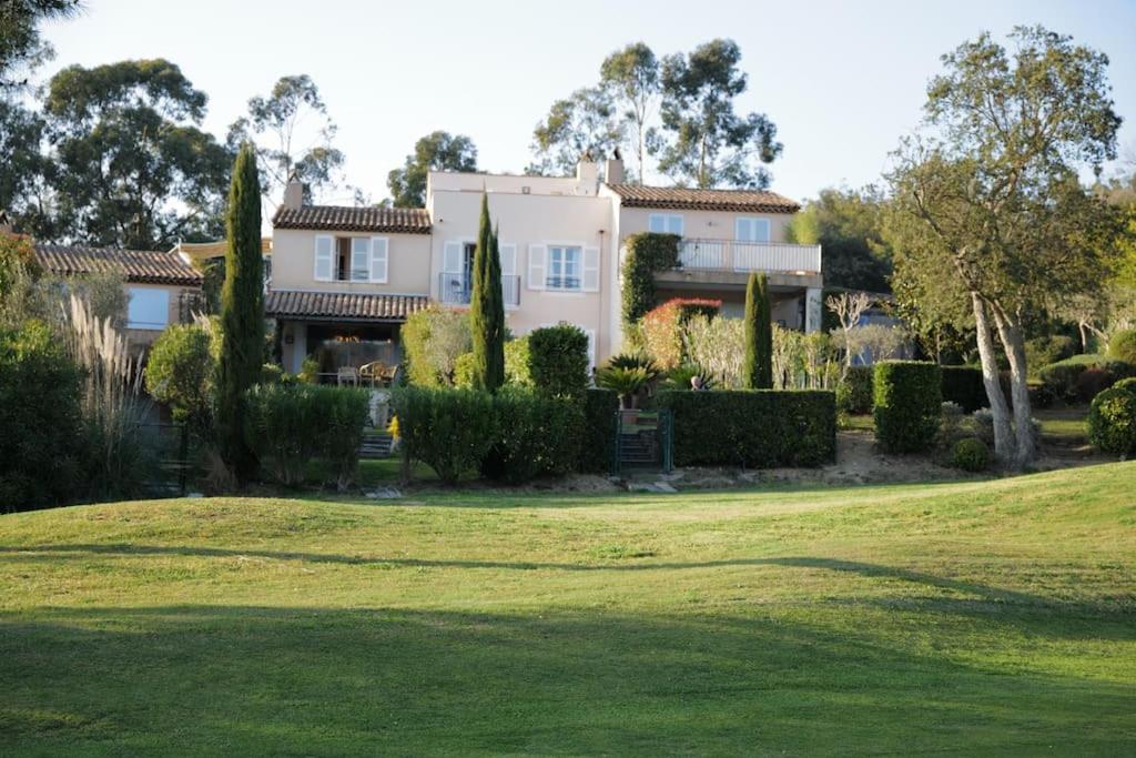 Charmantes Haus Im Golf Club Saint Tropez Eksteriør billede