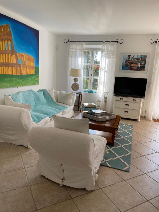 Charmantes Haus Im Golf Club Saint Tropez Eksteriør billede