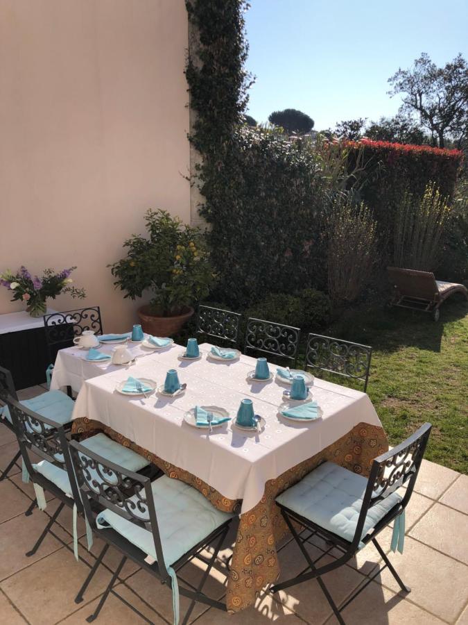 Charmantes Haus Im Golf Club Saint Tropez Eksteriør billede