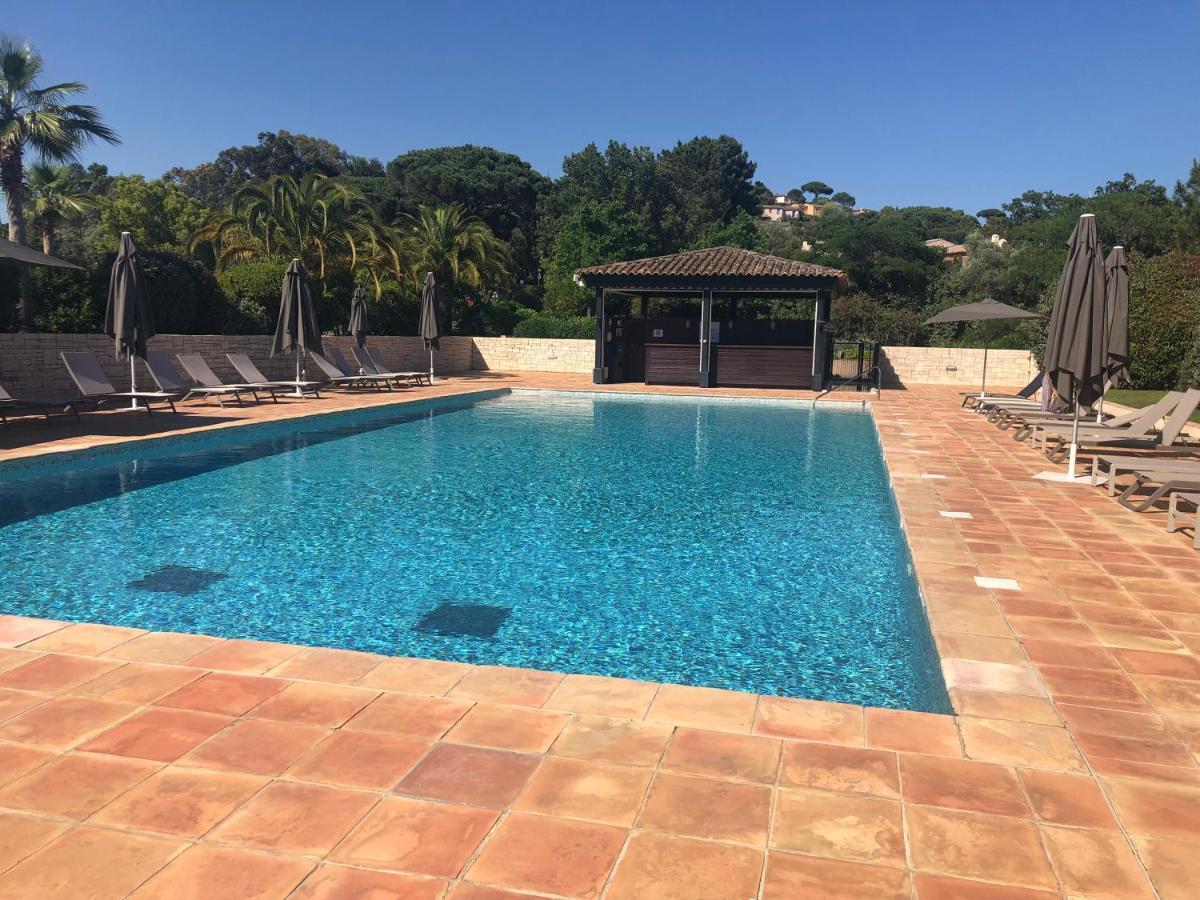 Charmantes Haus Im Golf Club Saint Tropez Eksteriør billede